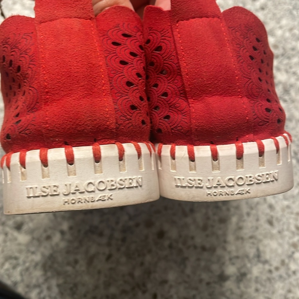 Isle Jacobsen Red Tulip Perforated Sneakers EU 40 US 9.5 - Picture 3 of 6